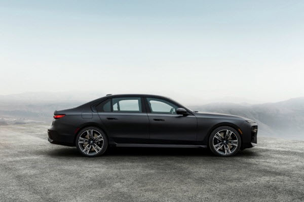 BMW i7 xDrive60 M Sport exterior 3