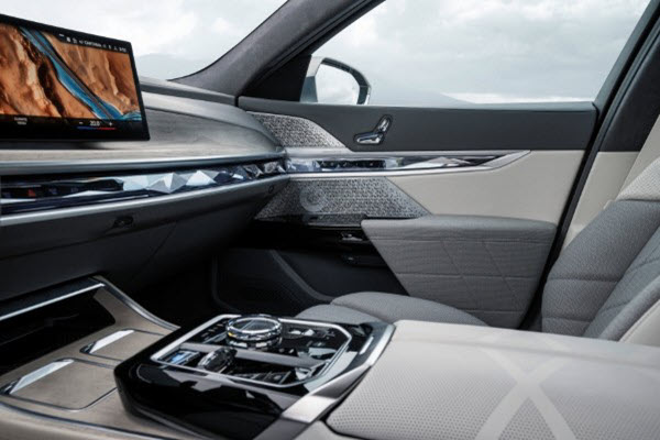 BMW i7 xDrive60 M Sport interior 4