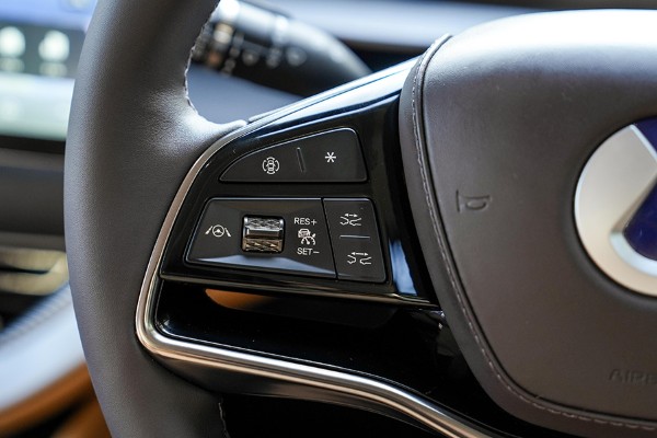Denza D9 Performance AWD interior 4