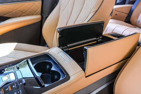Denza D9 Performance AWD interior 8