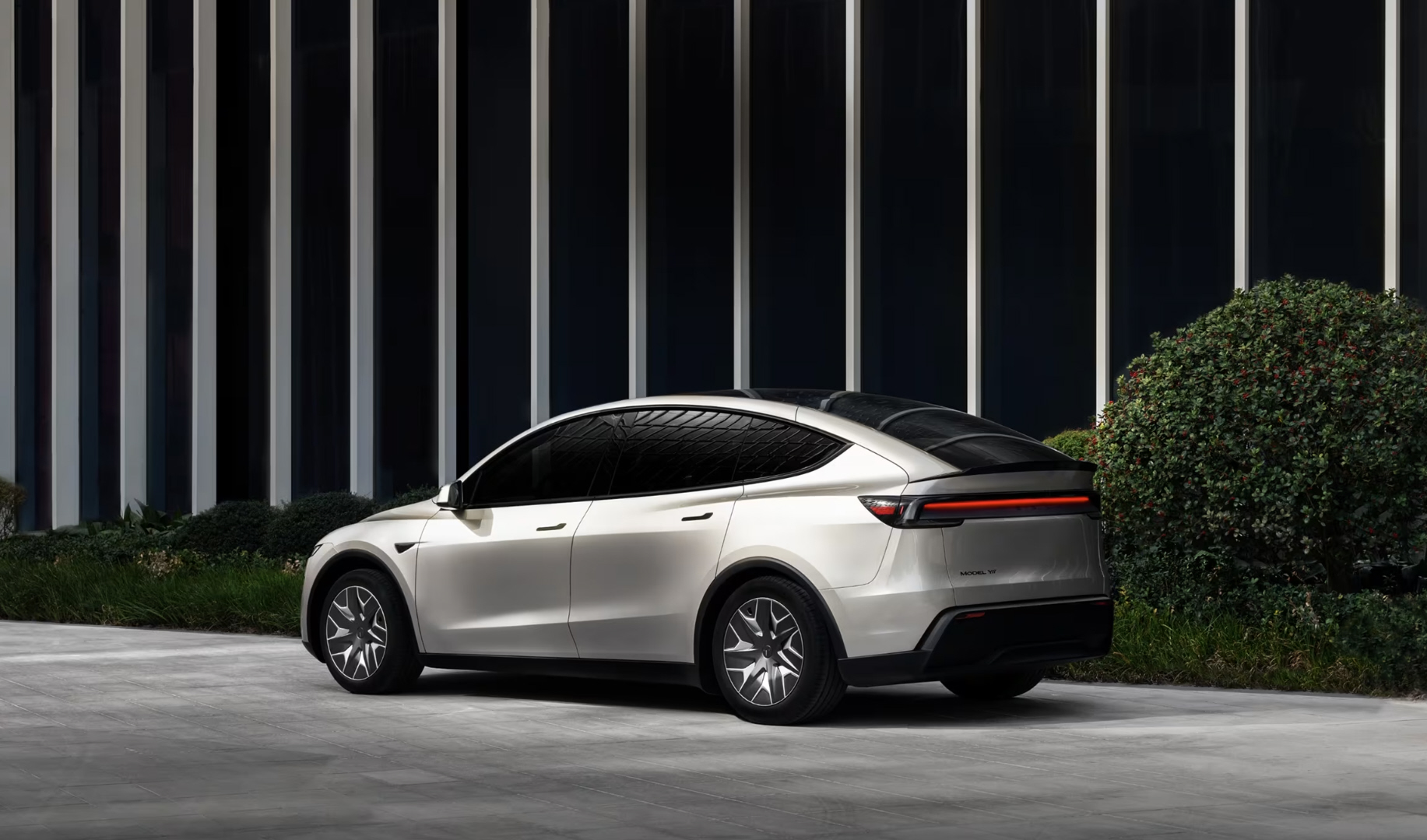 Tesla Model Y L Premium AWD exterior 4