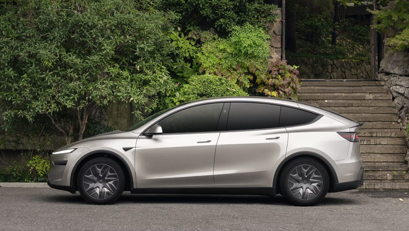 Tesla Model Y L Premium AWD exterior 5