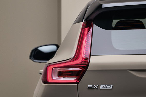 Volvo EX40 Ultra Twin Motor Black Edition exterior 2