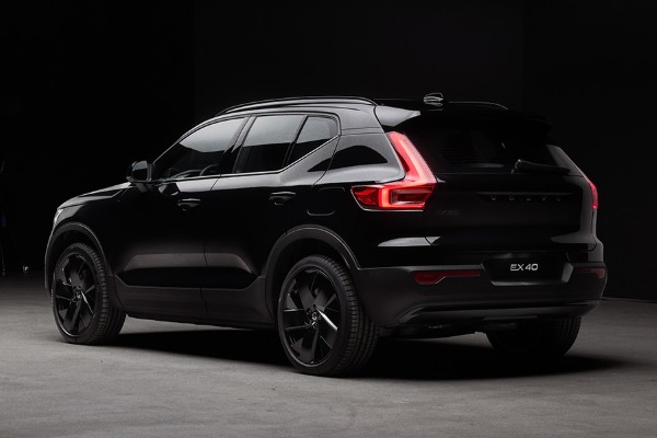 Volvo EX40 Ultra Twin Motor Black Edition exterior 4
