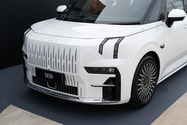 Zeekr 009 Premium exterior 2