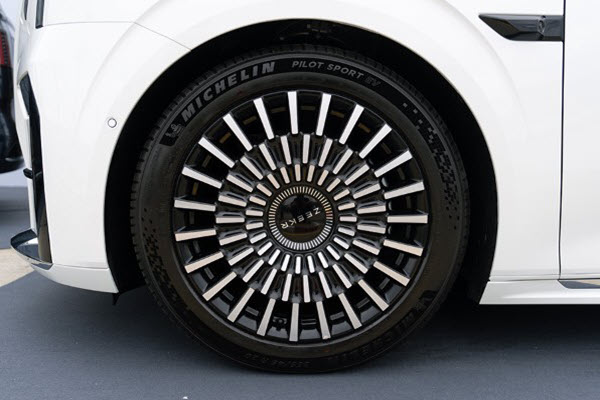 Zeekr 009 Premium exterior 8